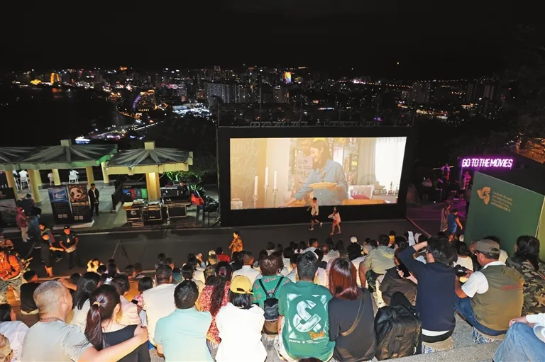 电影节户外展映受追捧 在椰风中赴一场浪漫的电影之约 插图